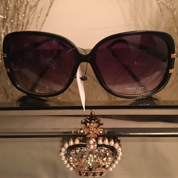 Accessories - Black/Gold Sunglasses🖤🖤